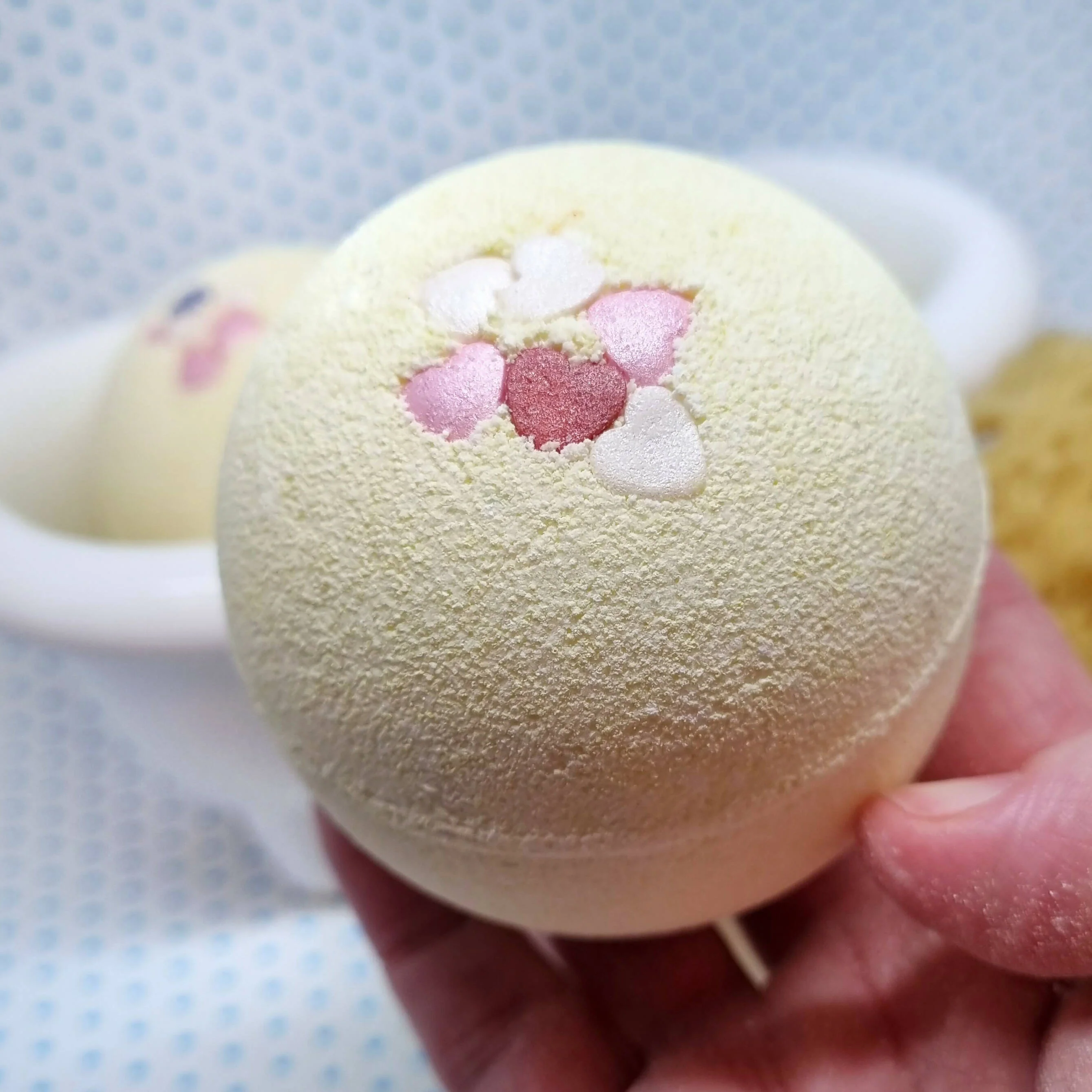 Champagne Kisses Luxury Bath Bomb - Image 3